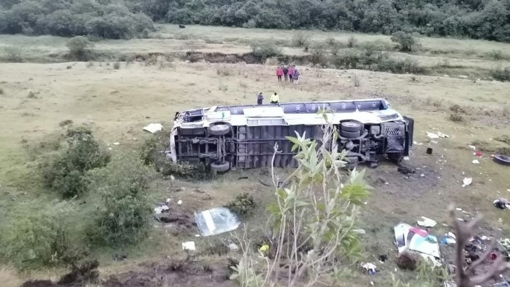 Tragedia en Ecuador Once muertos tras la caída de un ómnibus al abismo